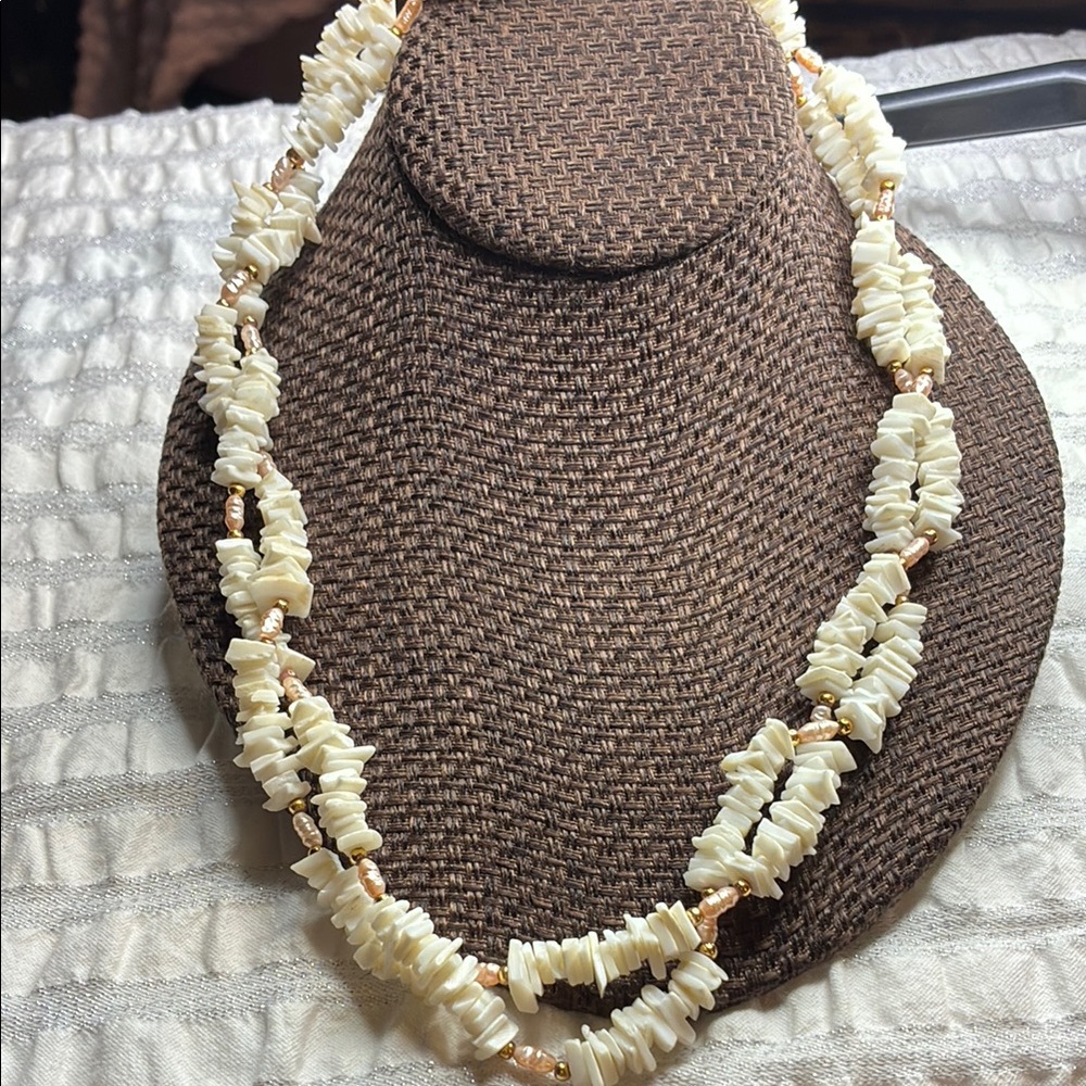 Elegant Cream Beaded Necklace with pink pearls